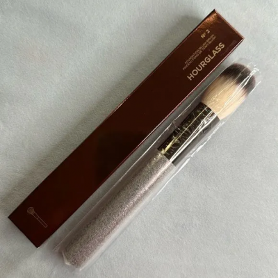Кисть для тональной основы Hourglass - Foundation/Blush Brush No. 2